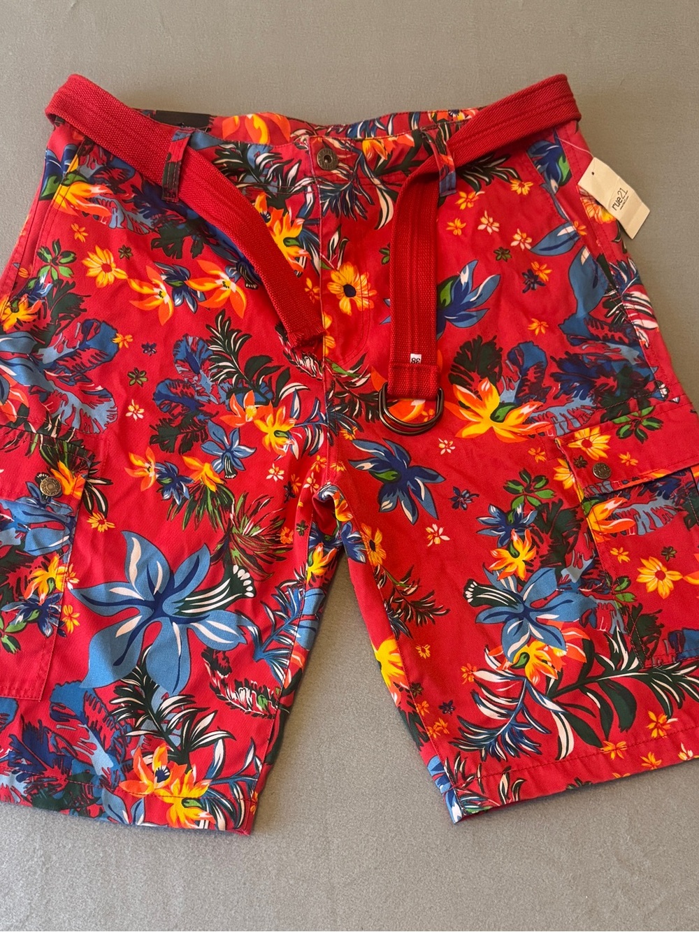 NWT- Men’s Carbon Rue 21- Size 38 Hawaiian Floral Cargo Shorts. With Red Belt